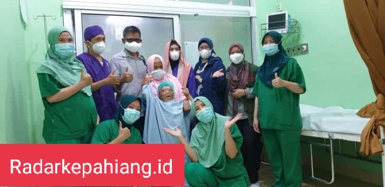 Alhamdulillah, Operasi Kelopak Mata Diki Bocah Batu Ampar Korban Kebakaran Berhasil