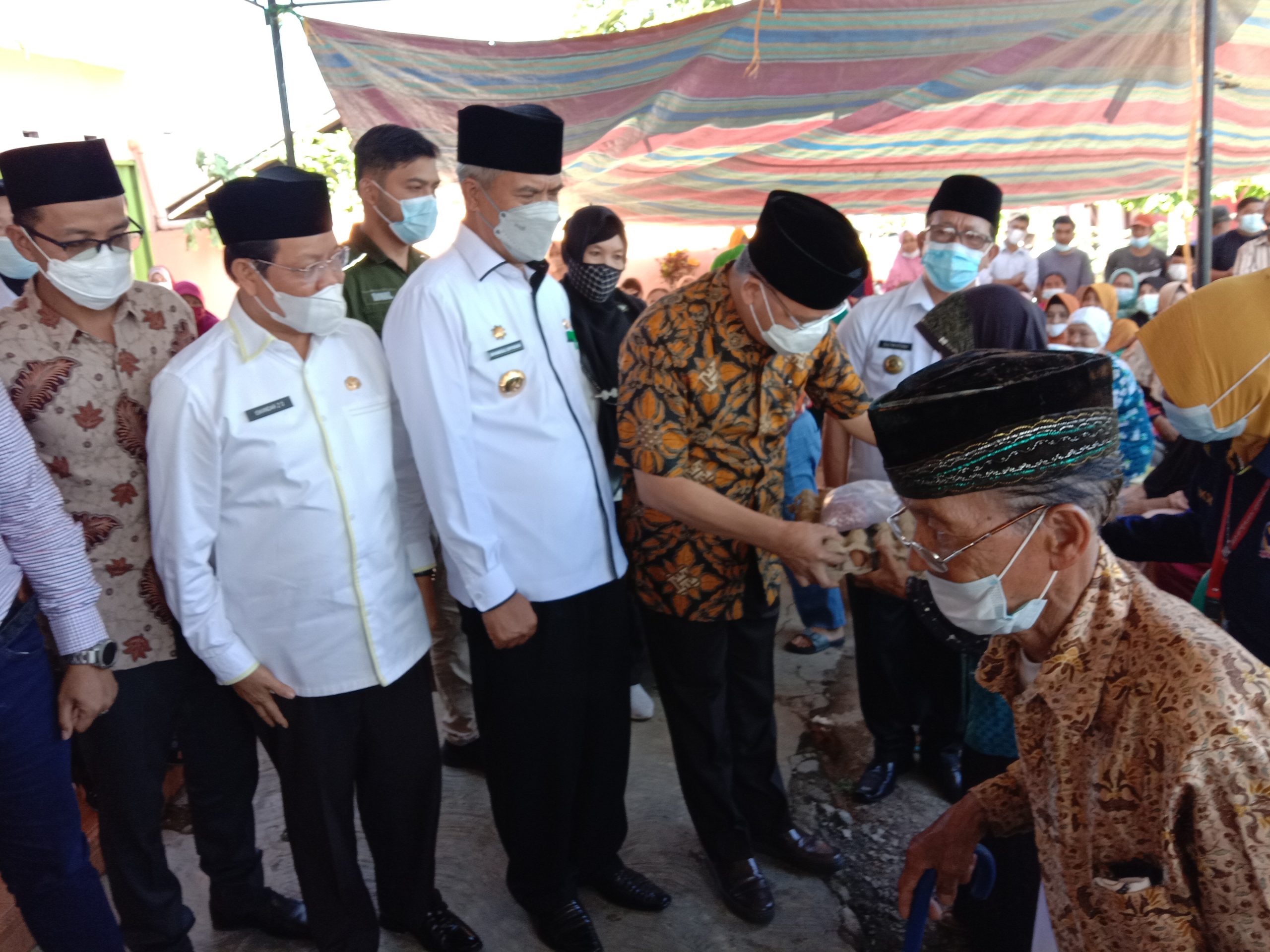 Gubernur Rohidin Serahkan BPNT di Rejang Lebong