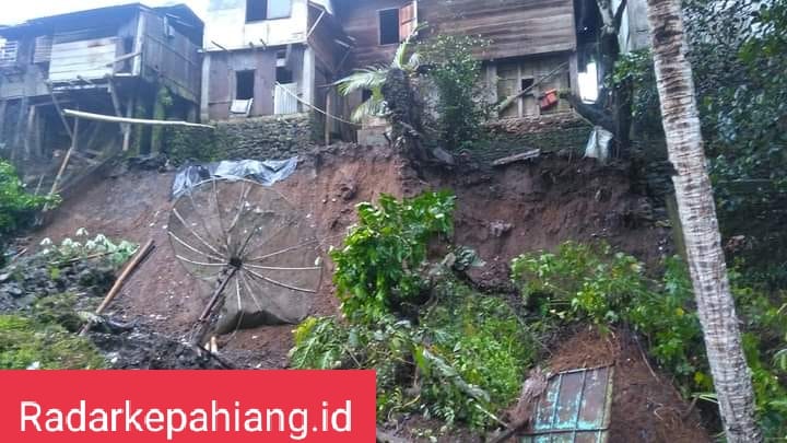 Longsor, Dapur Warga Pelangkian Nyaris Terjun ke Jurang