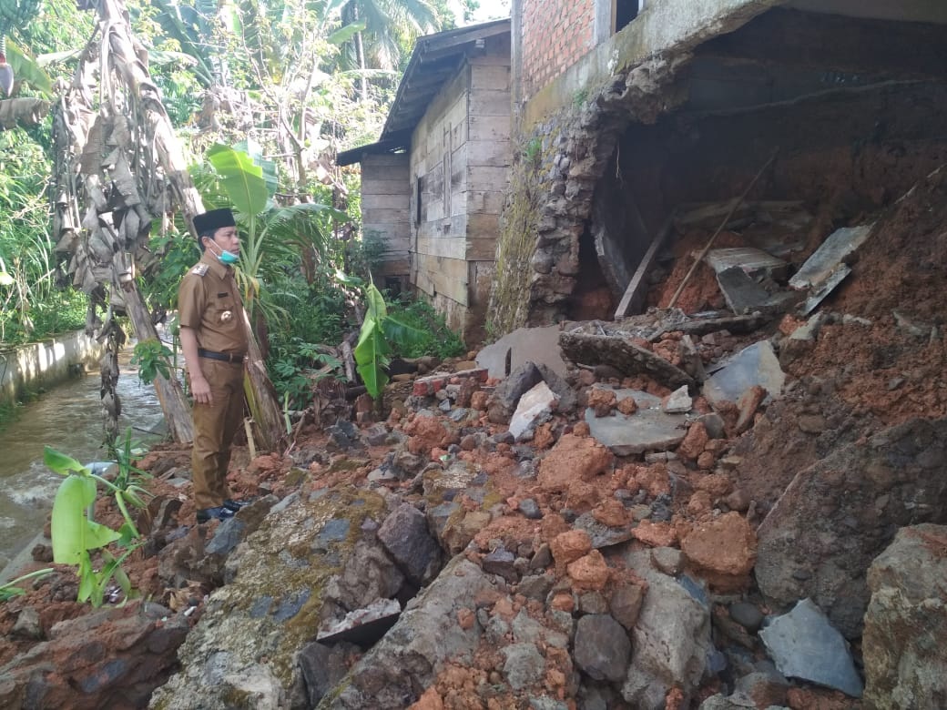 Bupati Tinjau Rumah Terdampak Banjir, Wabup Serahkan Bantuan