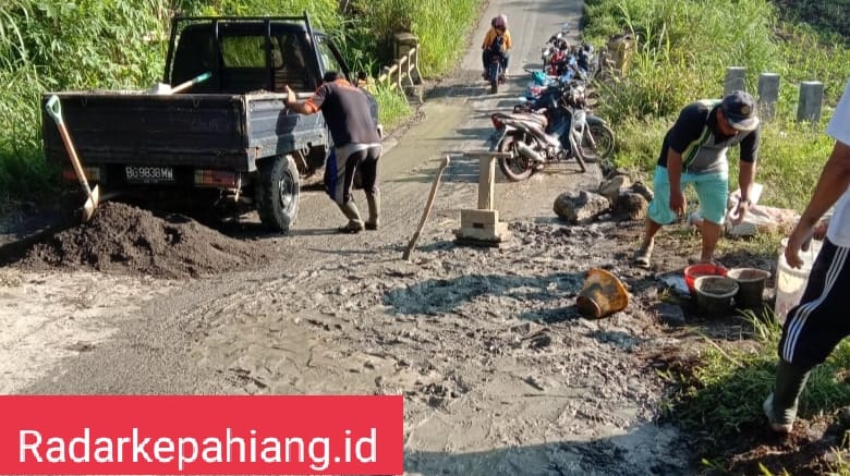 Warga Durian Depun Gotong Royong Perbaiki Jalan Rusak