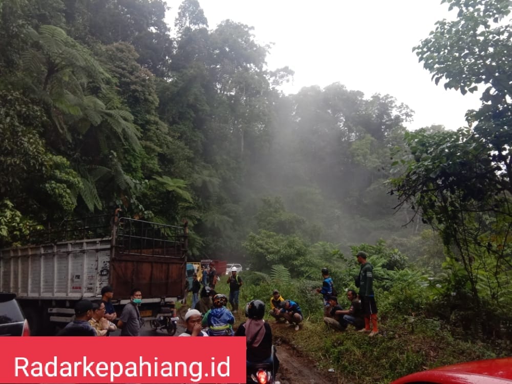 Truk Melintang di Jalan Lintas Gunung Kepahiang – Bengkulu Tengah
