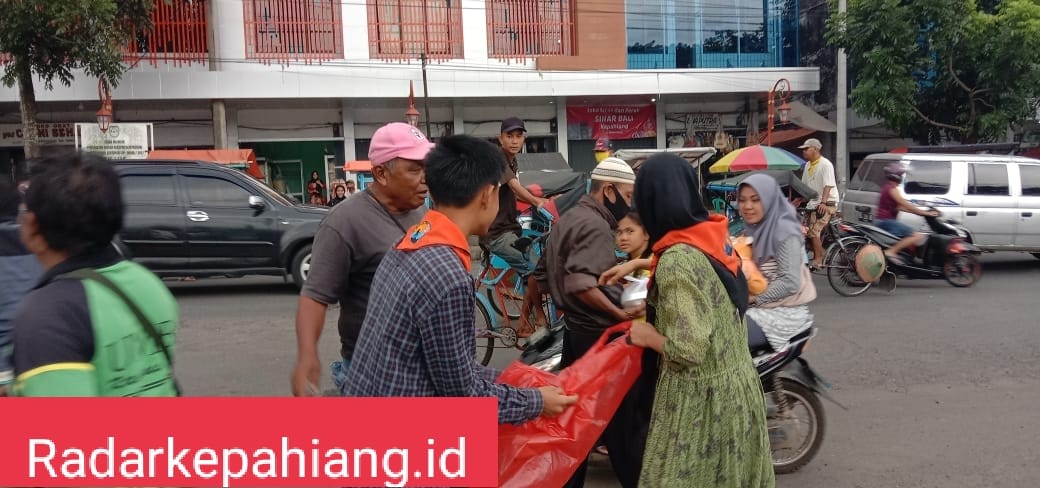 Wapala PMN Bagikan Takjil dan Nasi Kotak di Pasar Kepahiang