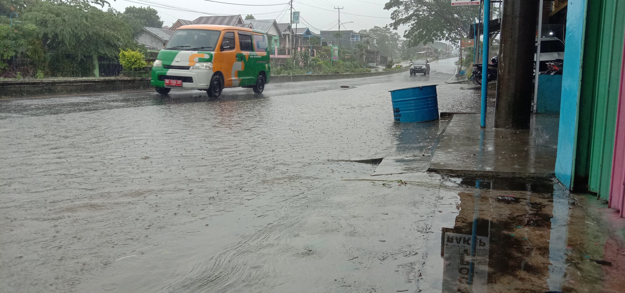 Siring Tersumbat Sampah, Air Meluber ke Jalan