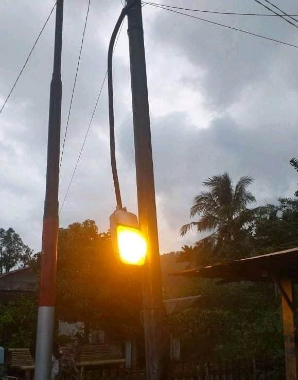 Kondisi Menyala, Lampu Jalan Desa Kelilik Patah dan Menggantung Belum Ditindaklanjuti