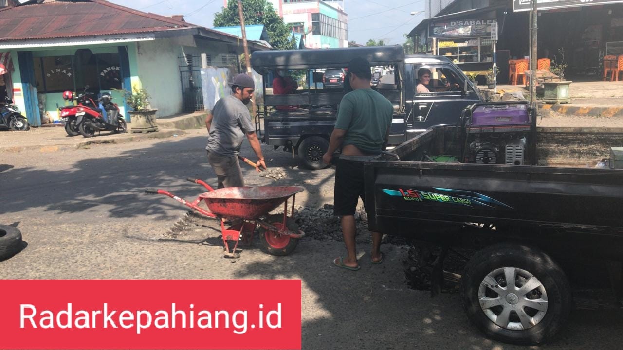 Tanggapi Aksi Protes Fomak, Dinas PUPR Perbaiki Jalan Berlubang di Simpang 4 Santoso