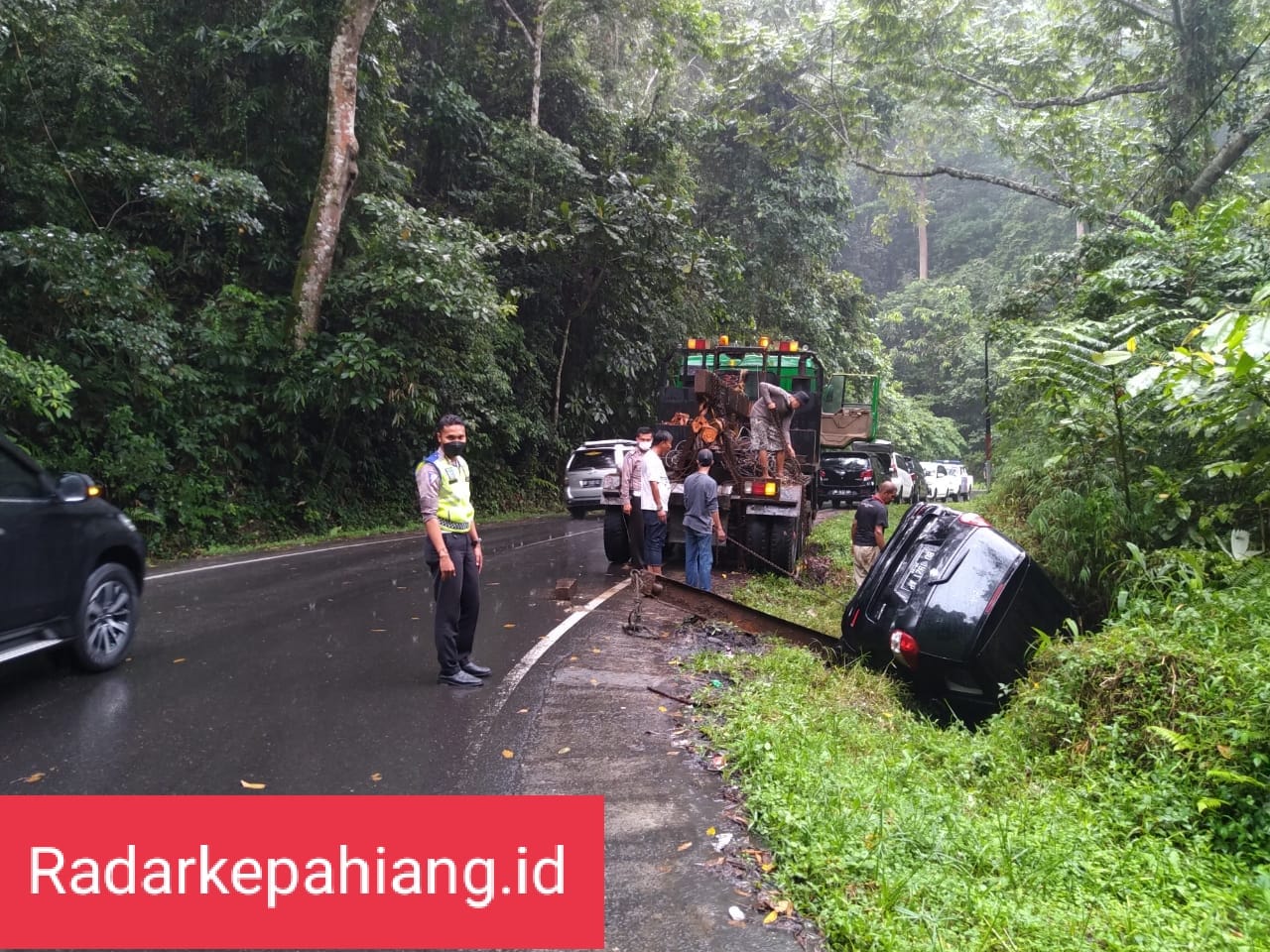 Sopir Hilang Kendali, Mini Bus Nyungsep ke Siring