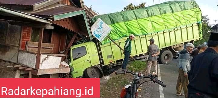 Evakuasi Fuso Hantam Rumah Warga, Sat Lantas Buka Tutup Akses Jalan di Kelurahan Ujan Mas