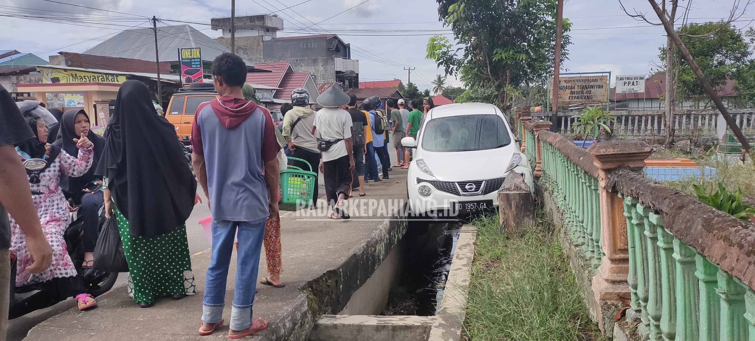 Gara – gara Sedan Rem Blong Nisan Juke Masuk Siring