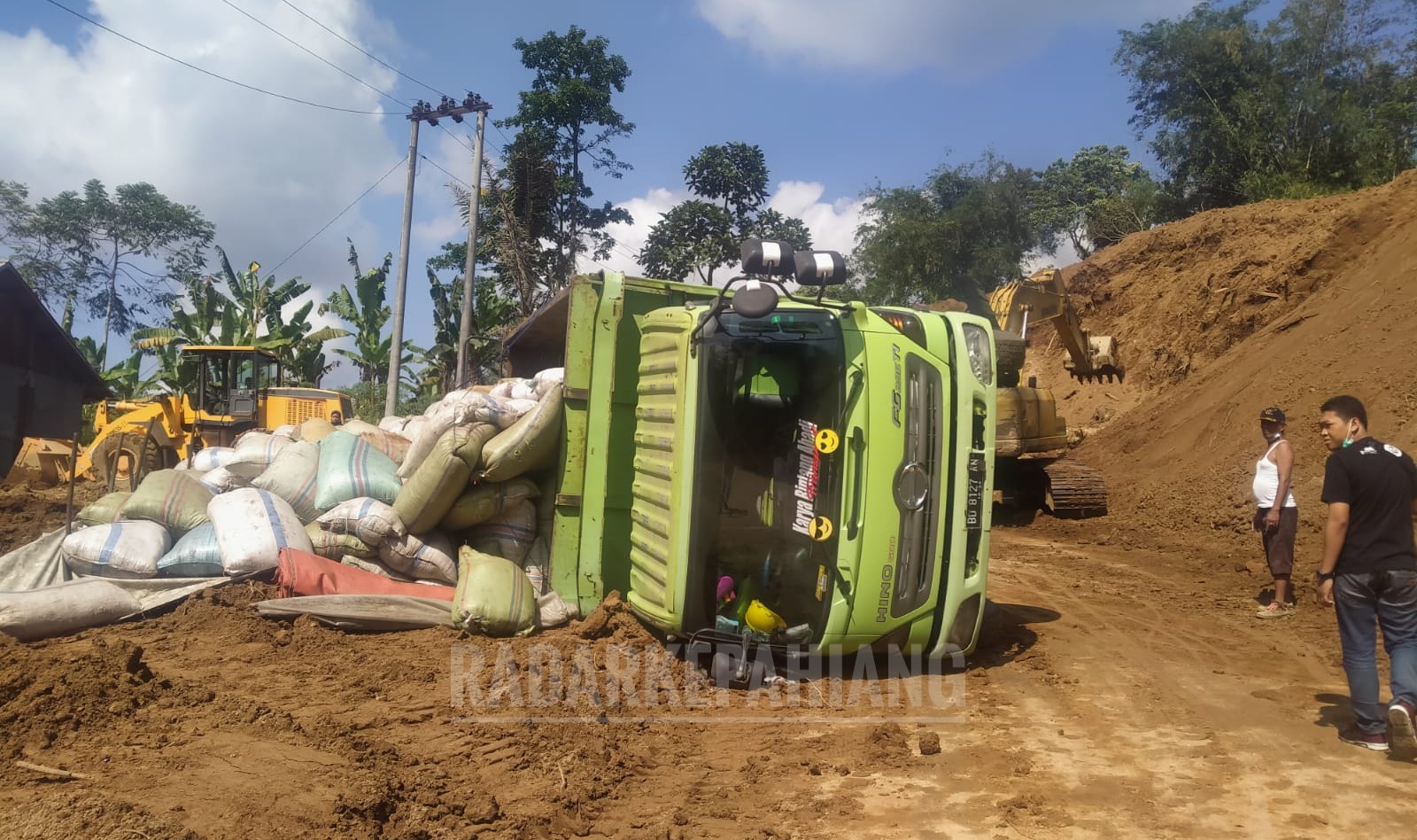 Truk Bermuatan Puluhan Karung Bungkil Kelapa Terguling