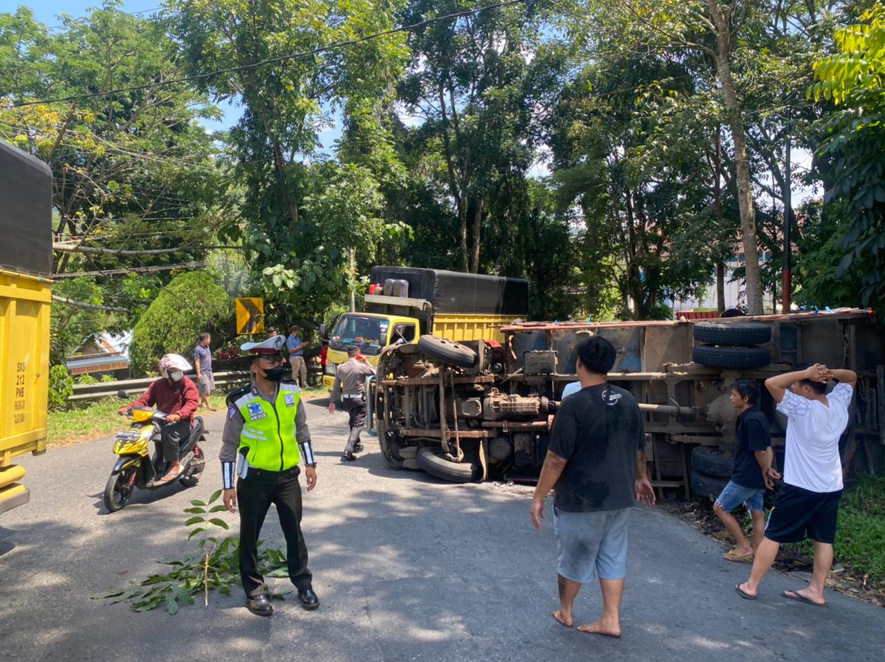 Gara – gara Mati Mesin, Truck Bermuatan Biji Sawit Terguling di Tikungan