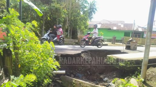 Jalan Longsor Menanti Korban