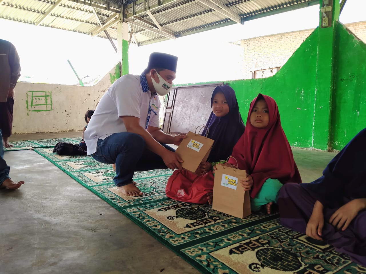 Bagikan 30 Paket Peralatan Mandi dan Kebersihan