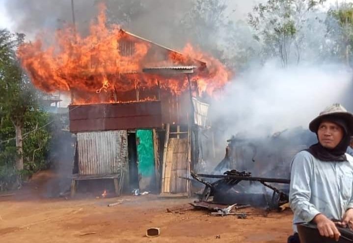 Ditinggal ke Kebun 2 Unit Rumah Warga Air Pesi Ludes Terbakar