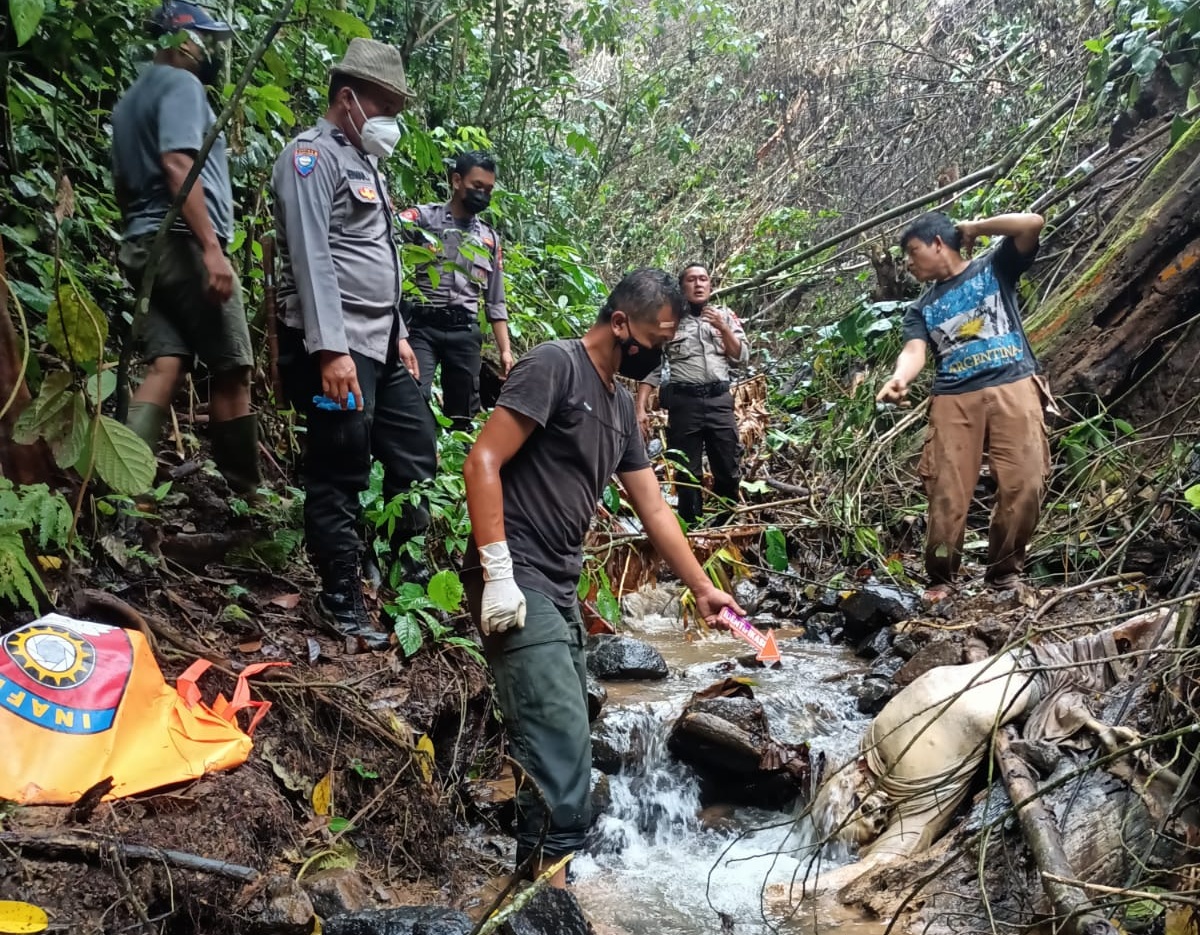 Pria Tak Dikenal Ditemukan Tewas Membusuk di Tepi Sungai