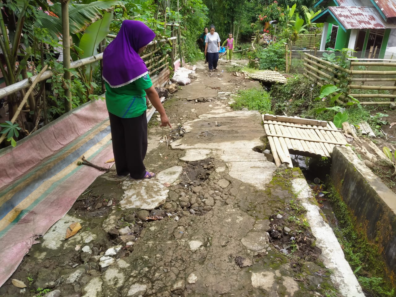 Keluhkan Banjir dan Jalan Rusak