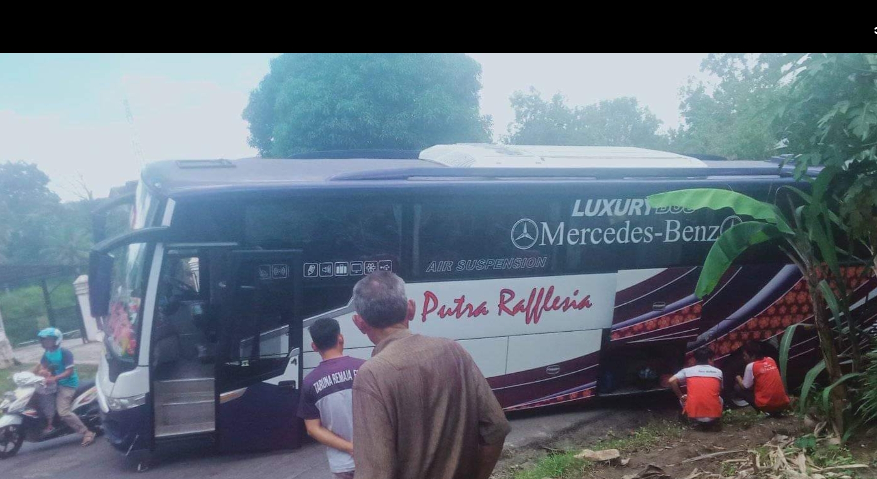 Bus Putra Rafflesia Terperosok di Mandi Angin