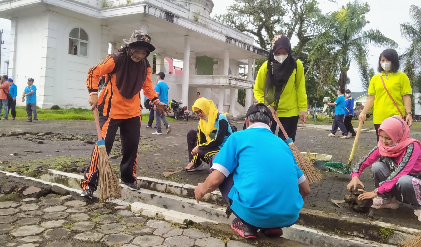 PGRI Turun Tangan Bersihkan Taman