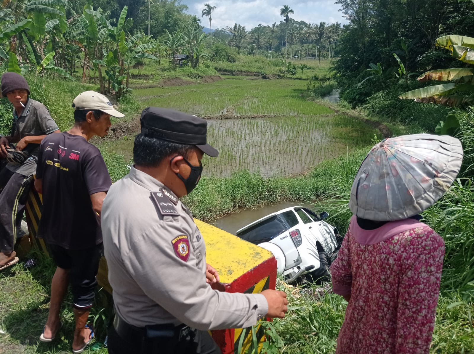 Terios Putih Terjun ke Jurang