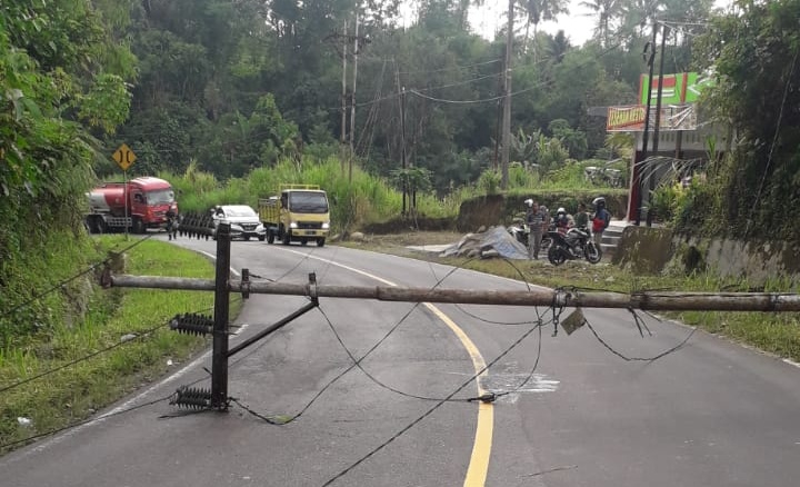 Tiang Listrik Roboh Lintas Kepahiang – Curup Macet Total