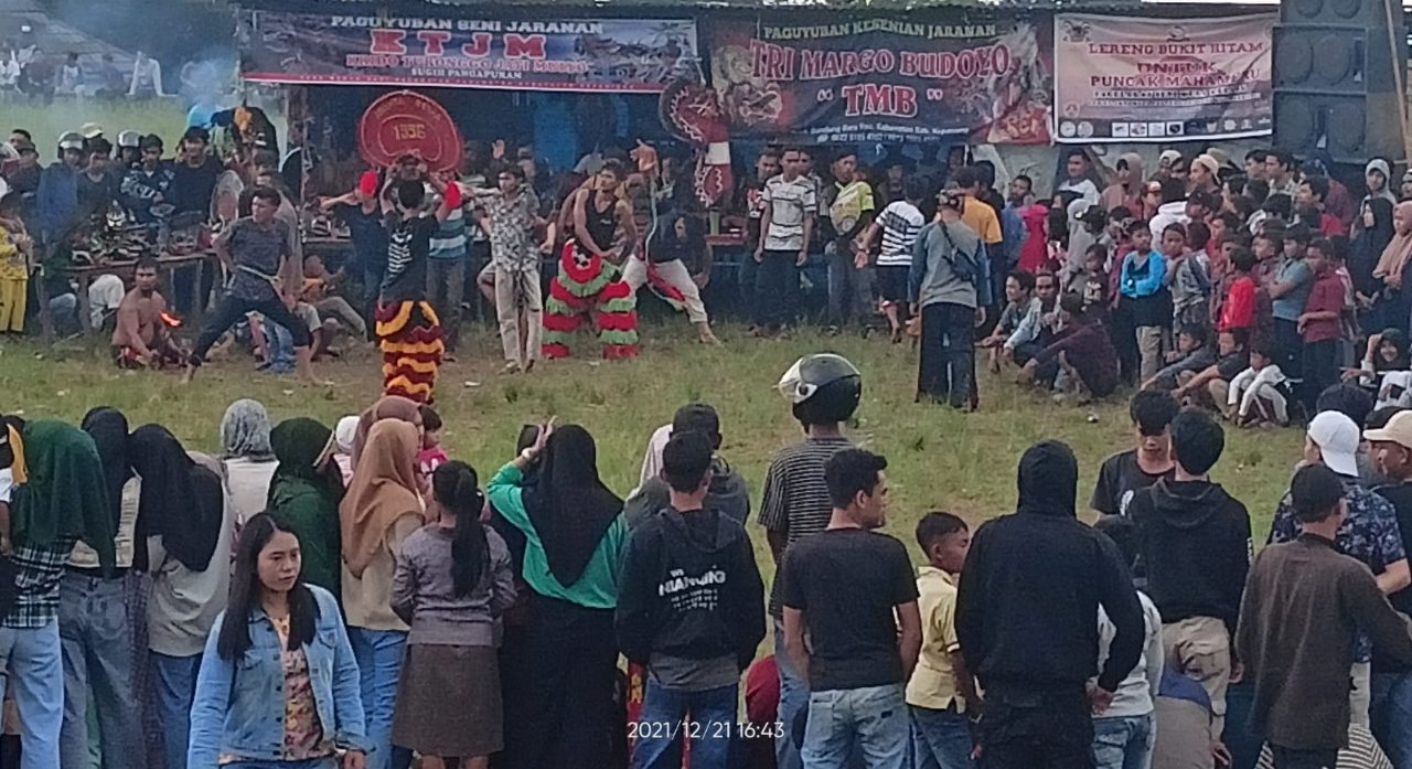 Galang Dana Melalui Kuda Kepang Untuk Korban Semeru