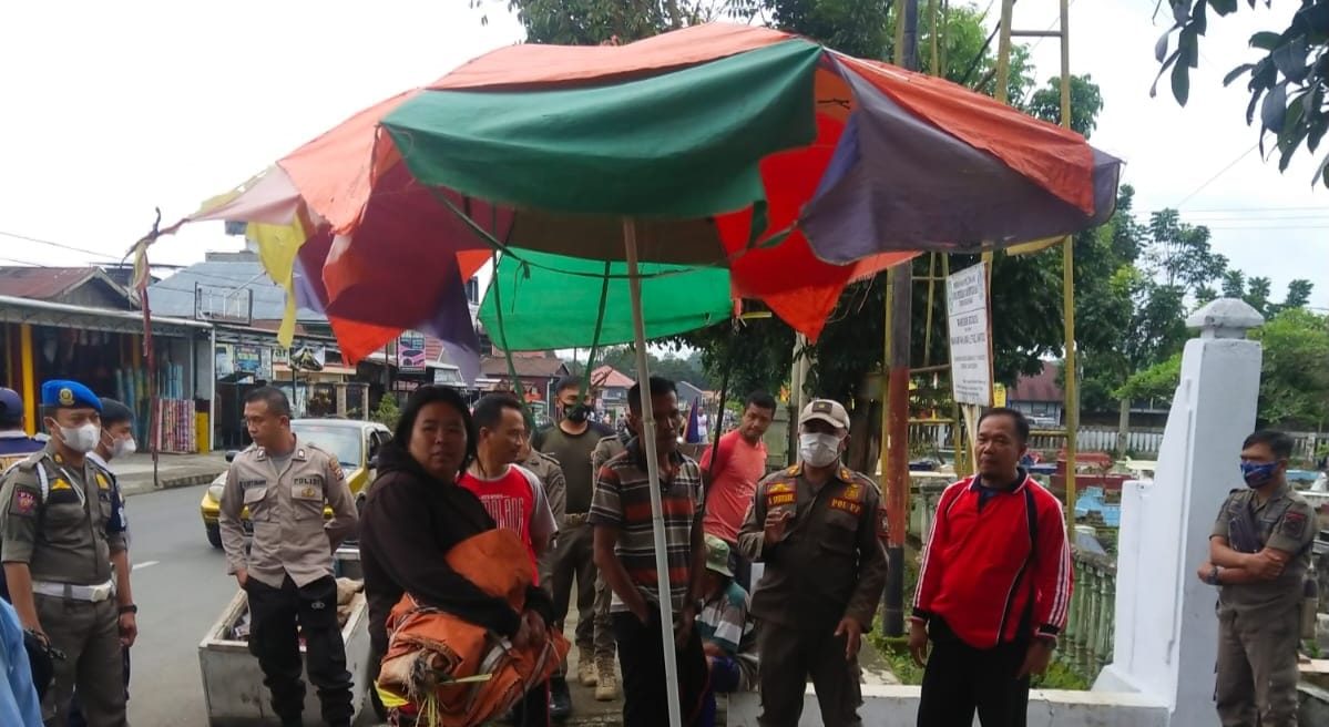 Puluhan Lapak Pedagang Ditertibkan Satpol PP