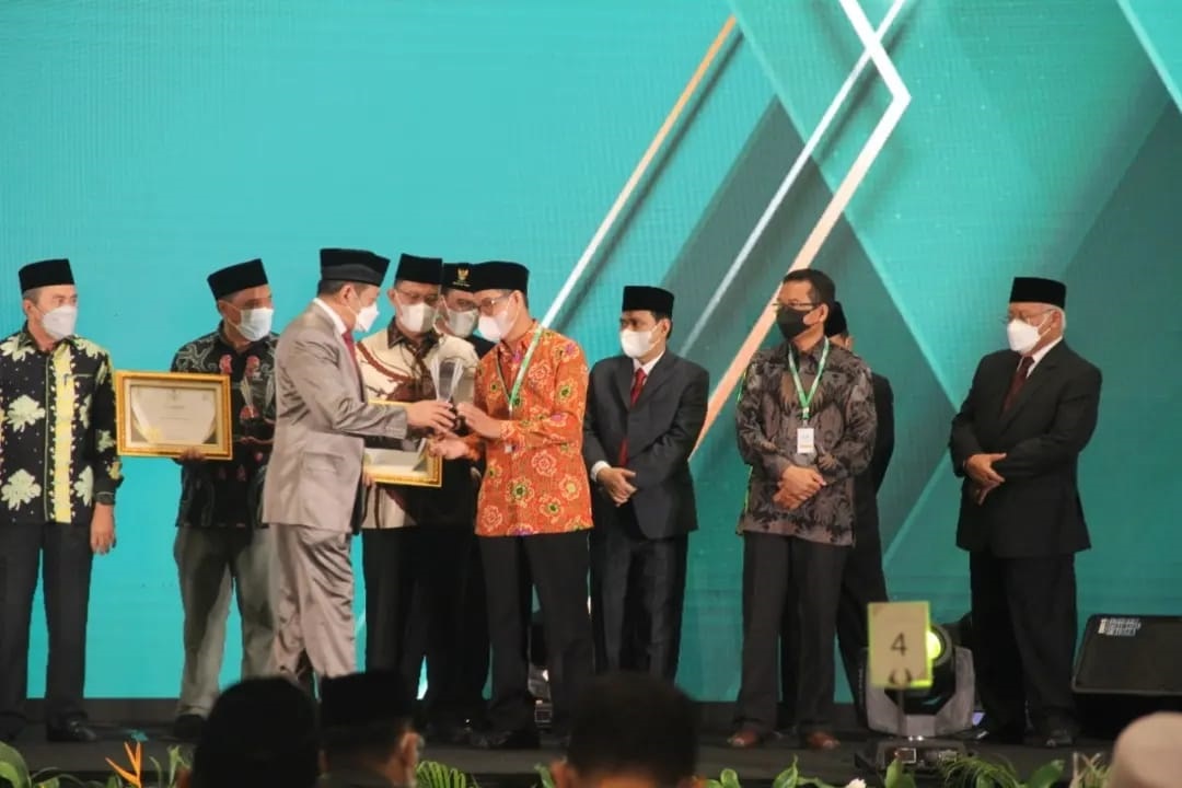 Gubernur Rohidin Terima Baznas Award 2022