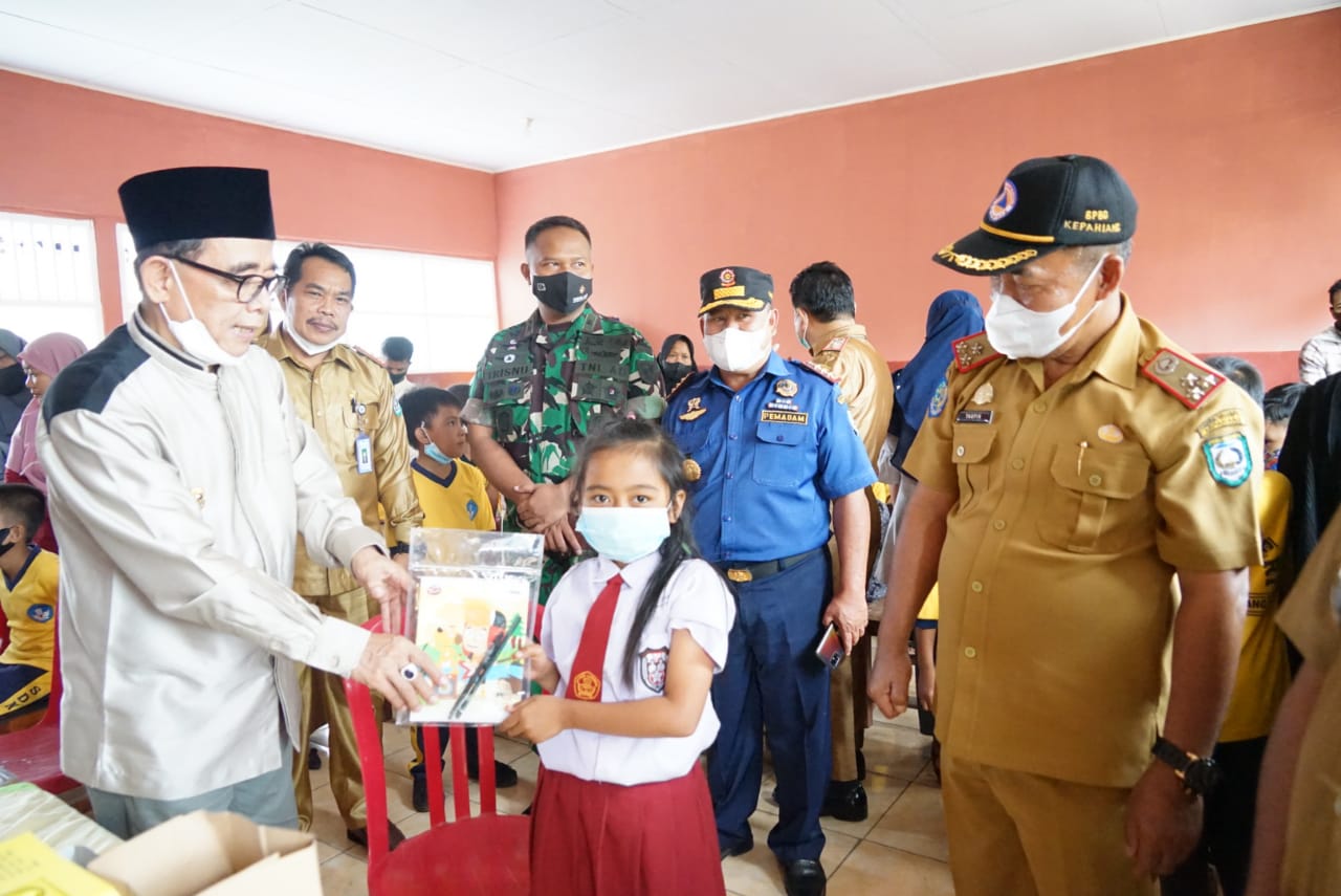 Bupati Tinjau Vaksinasi Anak di SDN 7 Ujan Mas