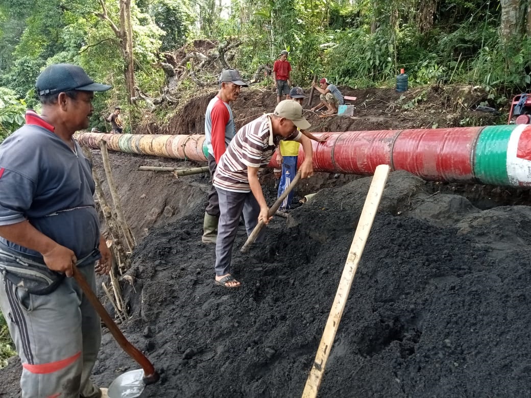 Longsor. Irigasi Induk Patah, Warga Tertik Terpaksa Gotong – Royong