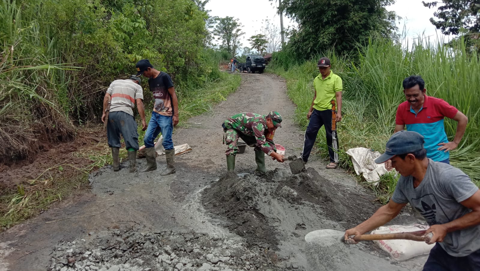Swadaya Perbaiki Jalan Talang Tige dan Sosokan Baru