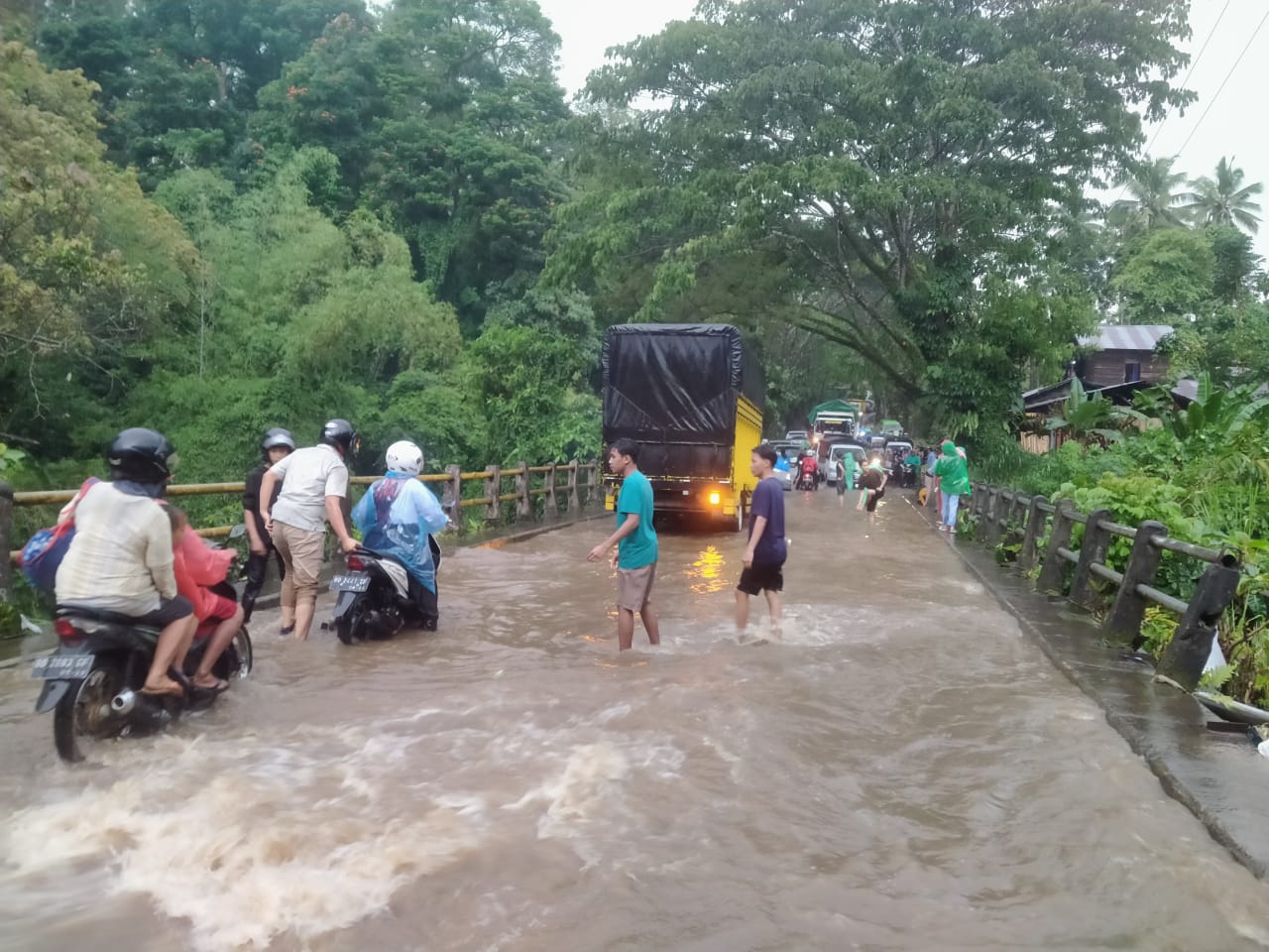 Banjir di Konak Picu Kemacetan Panjang