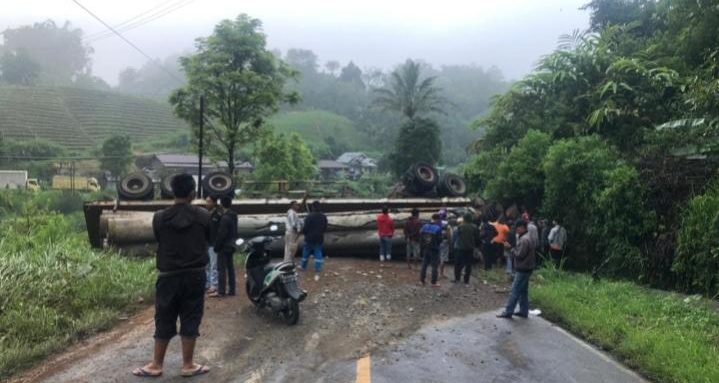 Kecelakaan Tronton, Lintas Curup – Lubuklinggau Macet Total