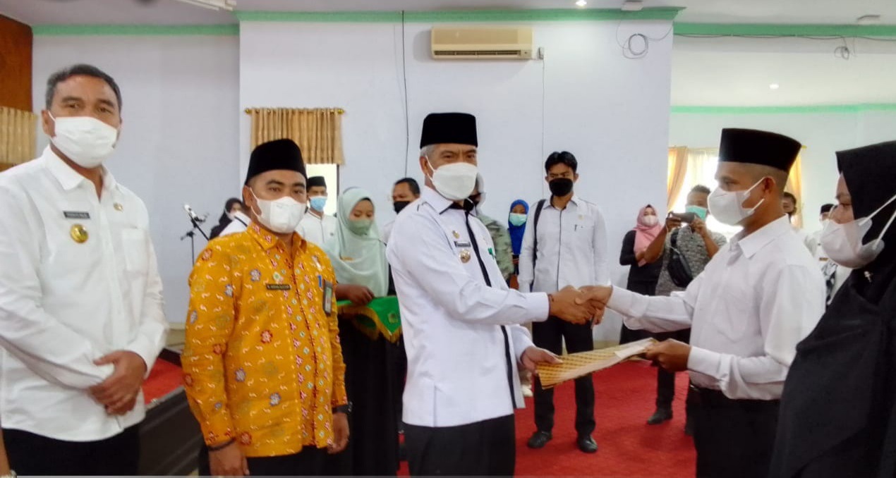 Bupati Serahkan 136 SK Guru Ngaji Desa dan Kelurahan