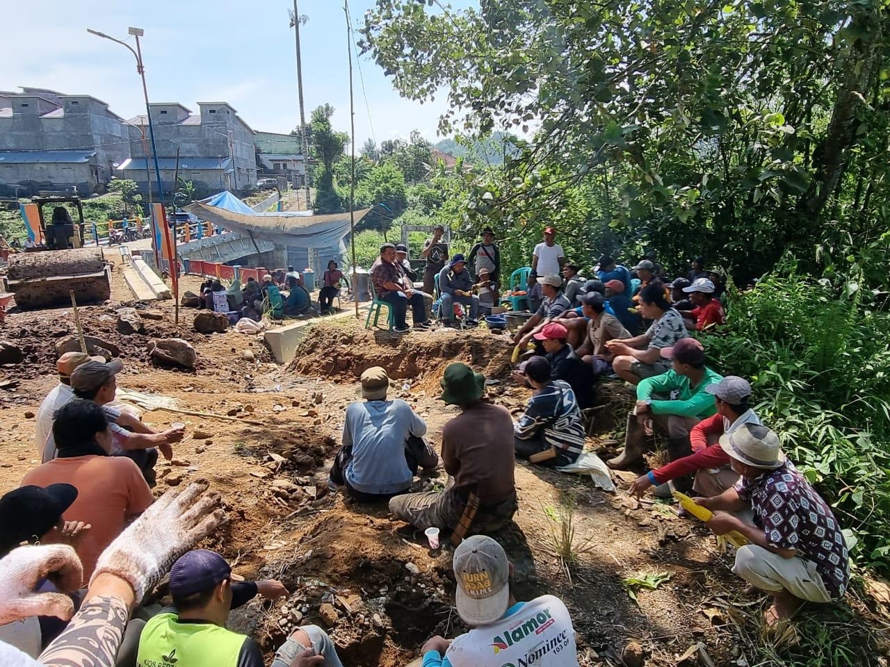 Gotong Royong Buka Kawasan Pemukiman Baru