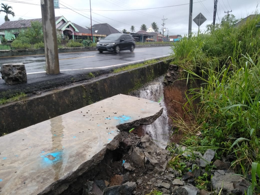 Drainase Jebol, Jalan Lintas Kepahiang-Bengkulu Terancam Amblas