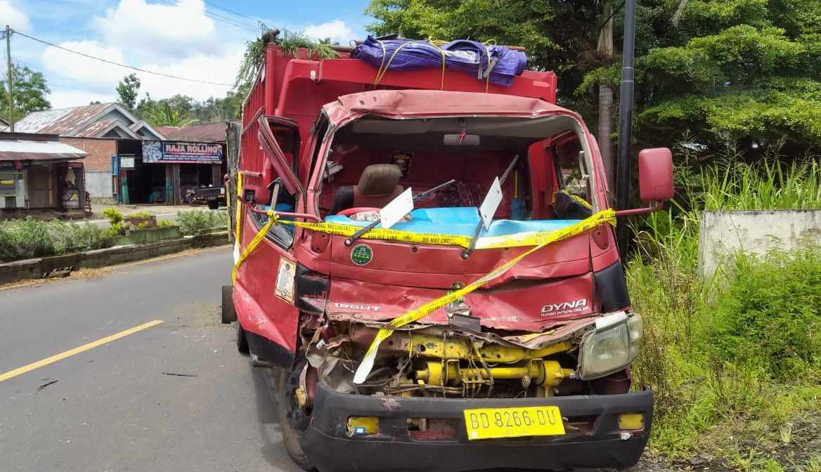 Gara – gara Kabel Listrik 2 Unit Truk Kecelakaan