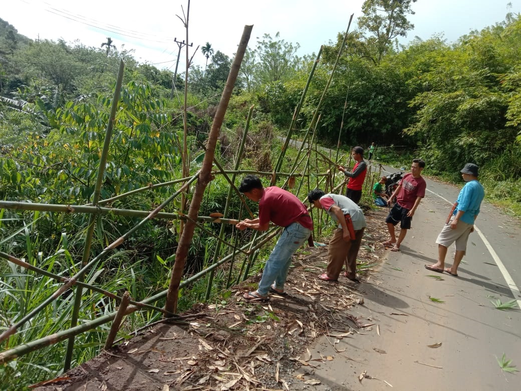 Jalan Longsor, Rawan Kecelakaan, Hingga Jadi Tempat Pembuangan Sampah