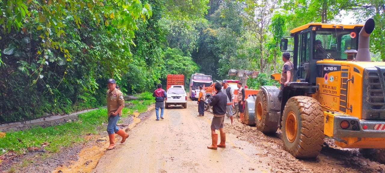 Musim Hujan, Wilayah Gunung Rawan Longsor