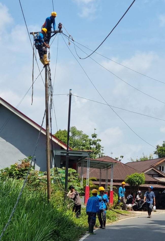 2 Tiang Listrik Roboh Diseret Alat Berat