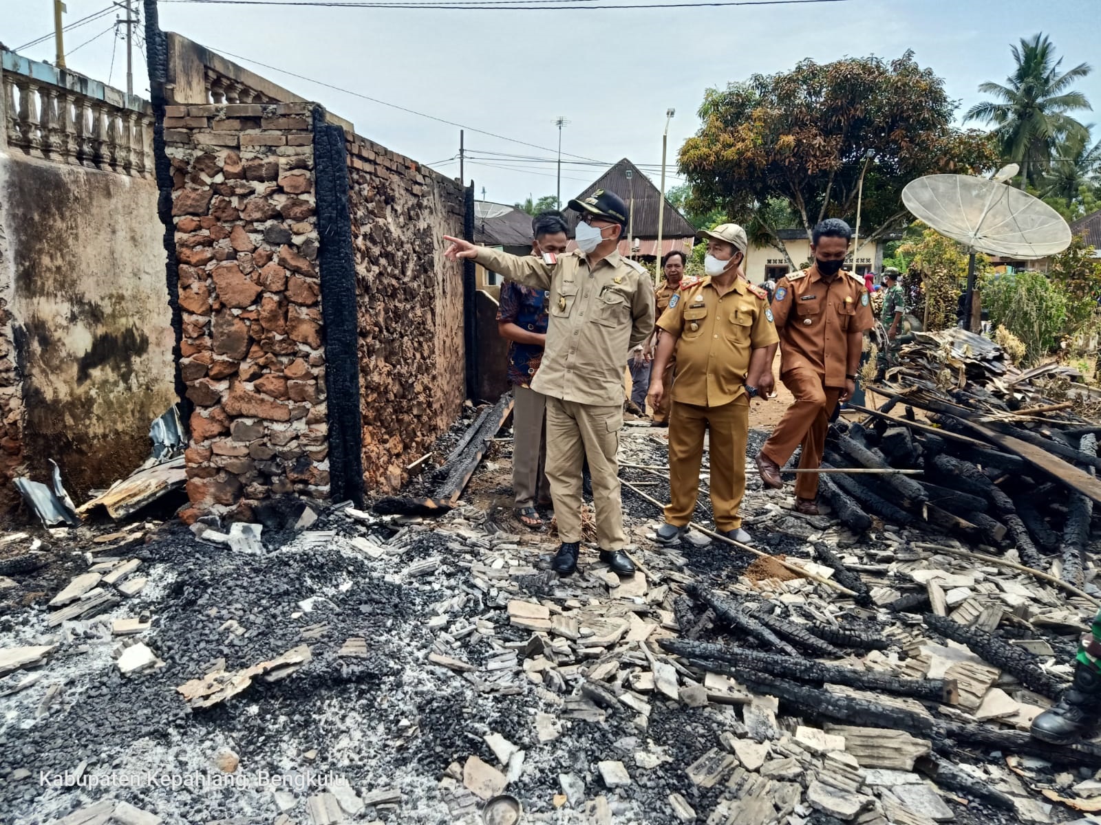 Bupati Hidayat Kunjungi dan Santuni Korban Kebakaran di Desa Tertik