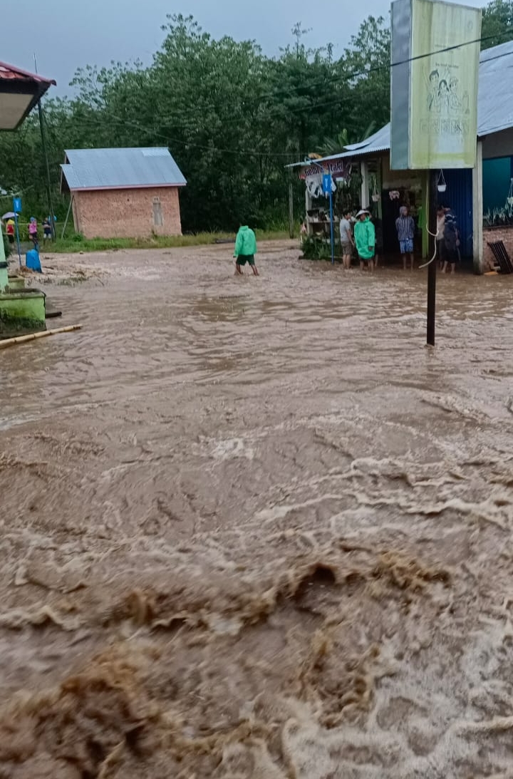 Puluhan Unit Rumah Diterjang Banjir Bandang