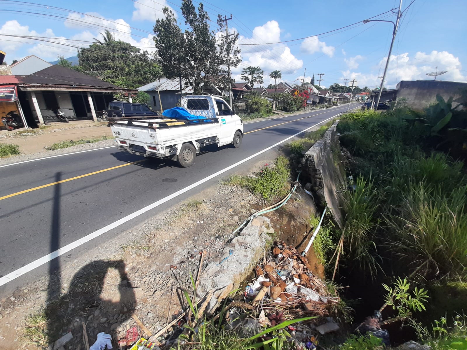 Bahu Jalan Amblas Nyaris Telan Korban