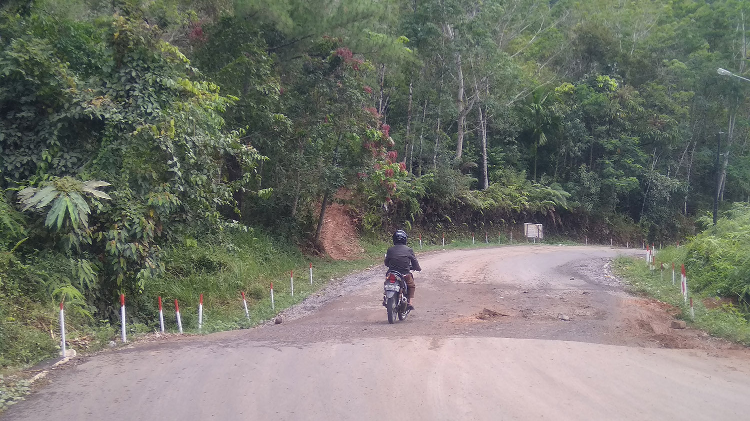 Jalan Provinsi Dekat Picung Rusak Bakal Dicor