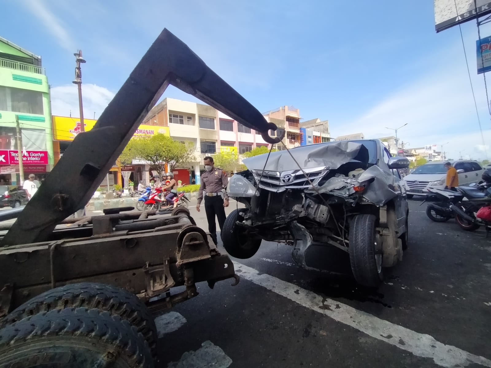 Niat Kabur, Avanza Sebabkan Tabrakan Beruntun