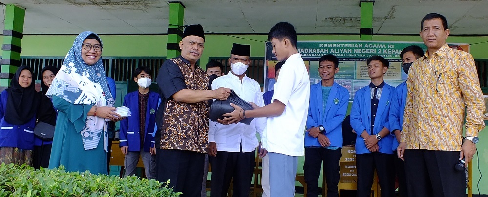 MAN 02 Kepahiang Salurkan Zakat Fitrah 1443 H