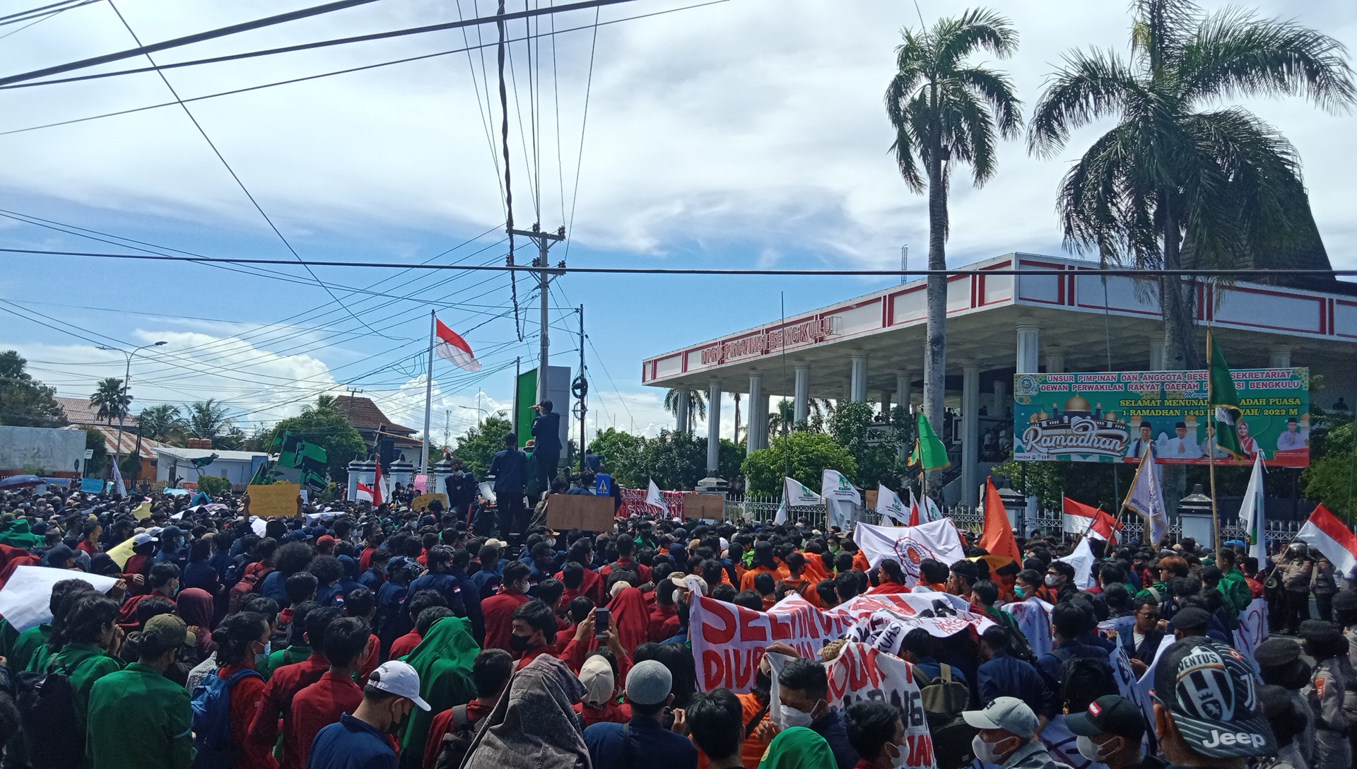 Ribuan Mahasiswa Demo di Depan Kantor DPRD Provinsi, Ini Tuntutannya