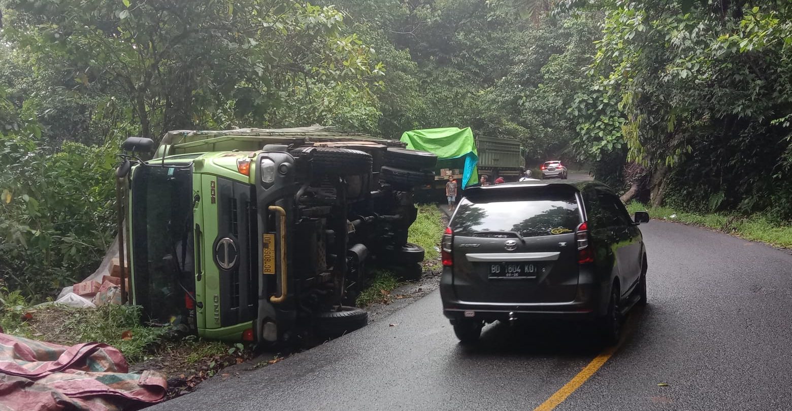 Fuso Bermuatan Deterjen Nyaris Makan Korban