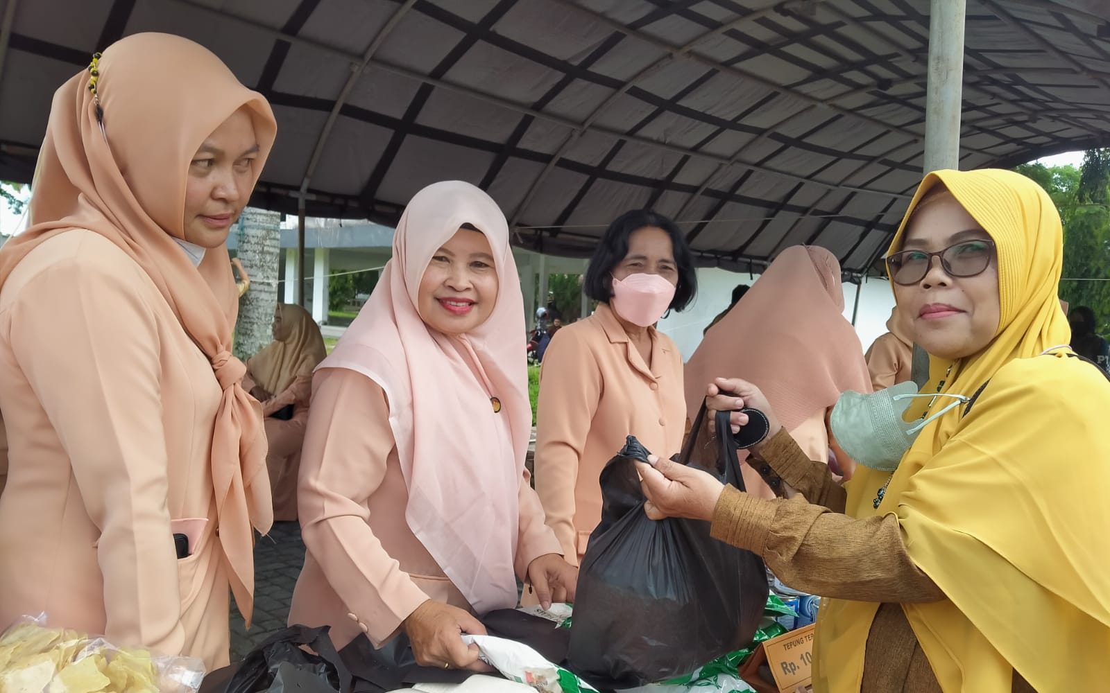 Bazar Sembako Murah Diserbu Warga