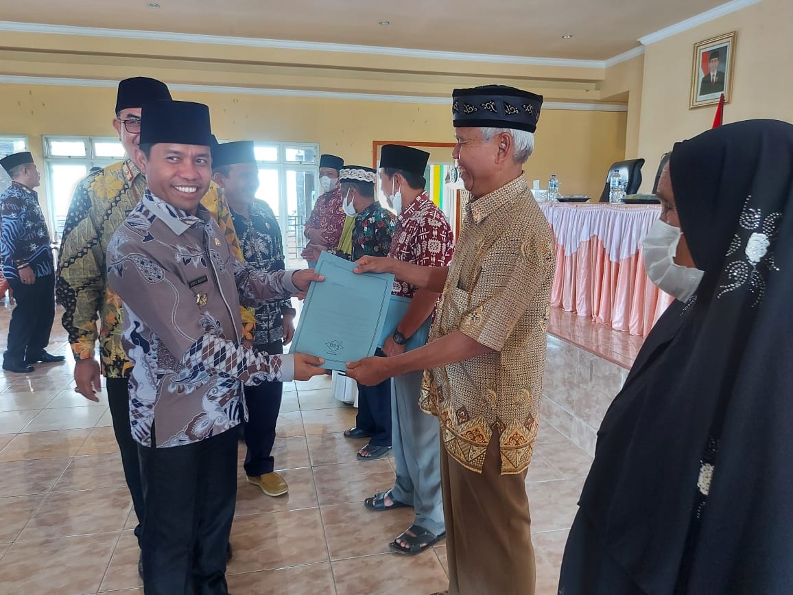 Bupati Kopli Serahkan SK 66 Perangkat Agama Kelurahan