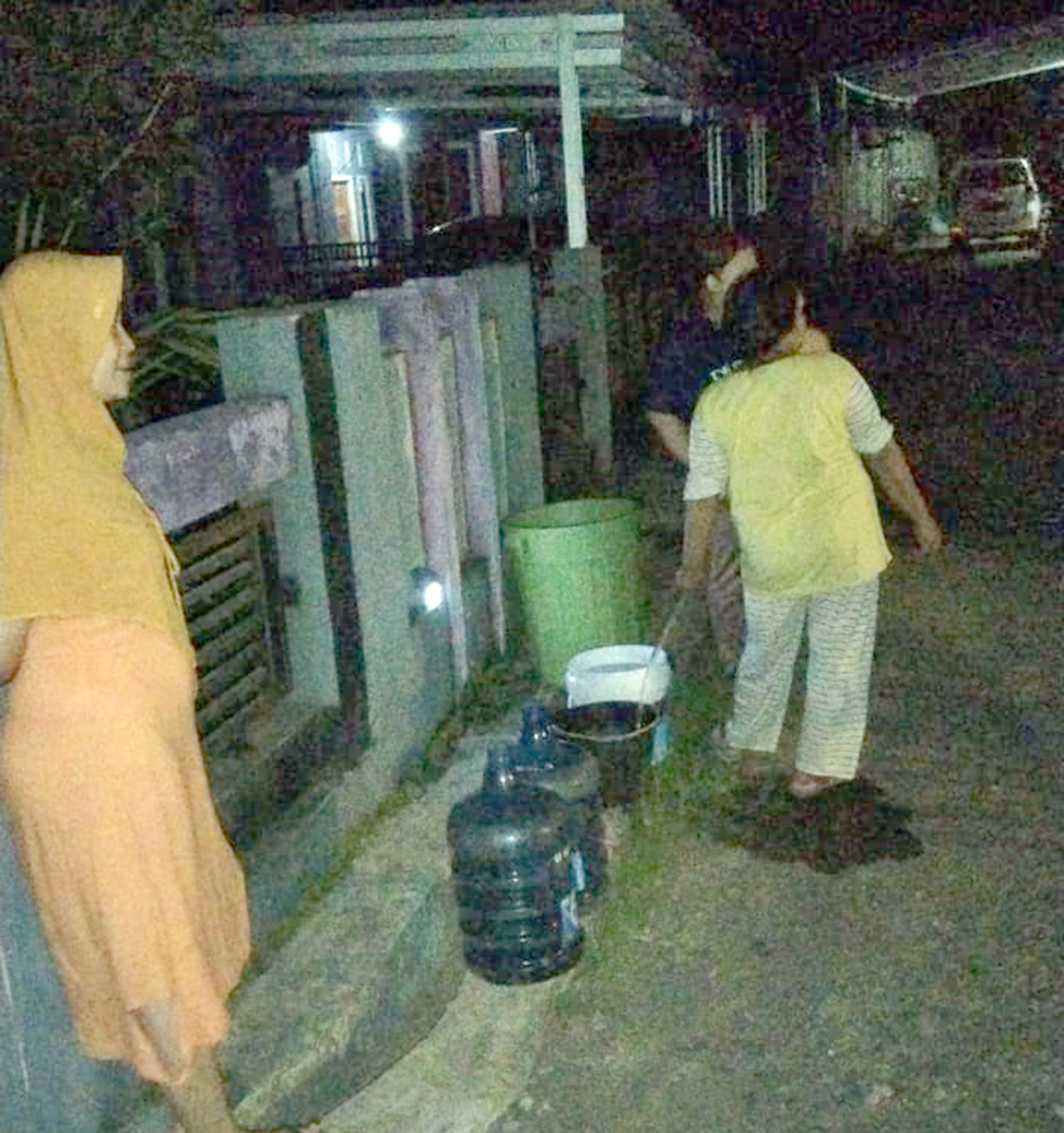 Warga Terpaksa Bergantian Minta dan Menimba Air Sumur